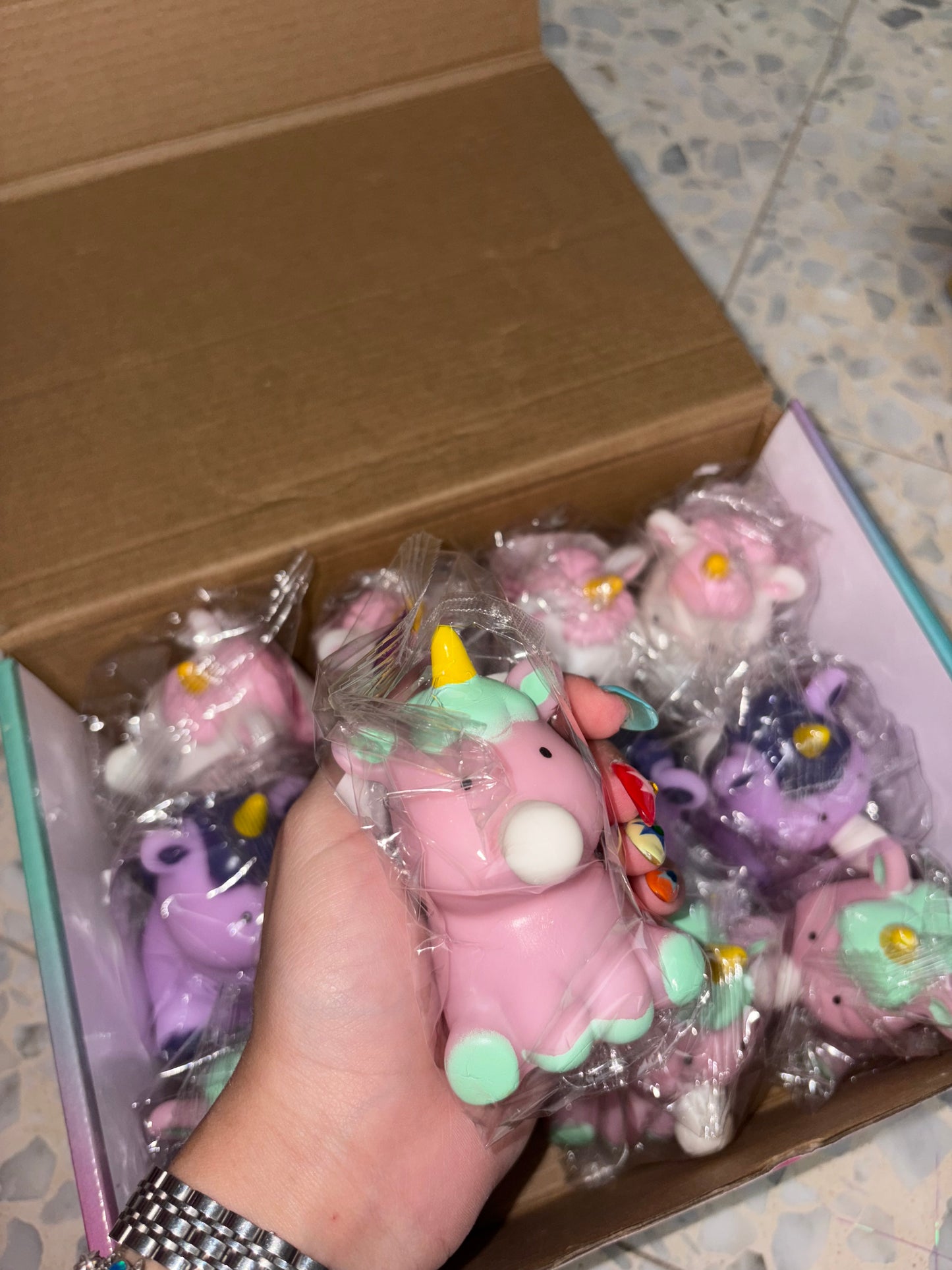 מפריח בועה חד קרן🦄