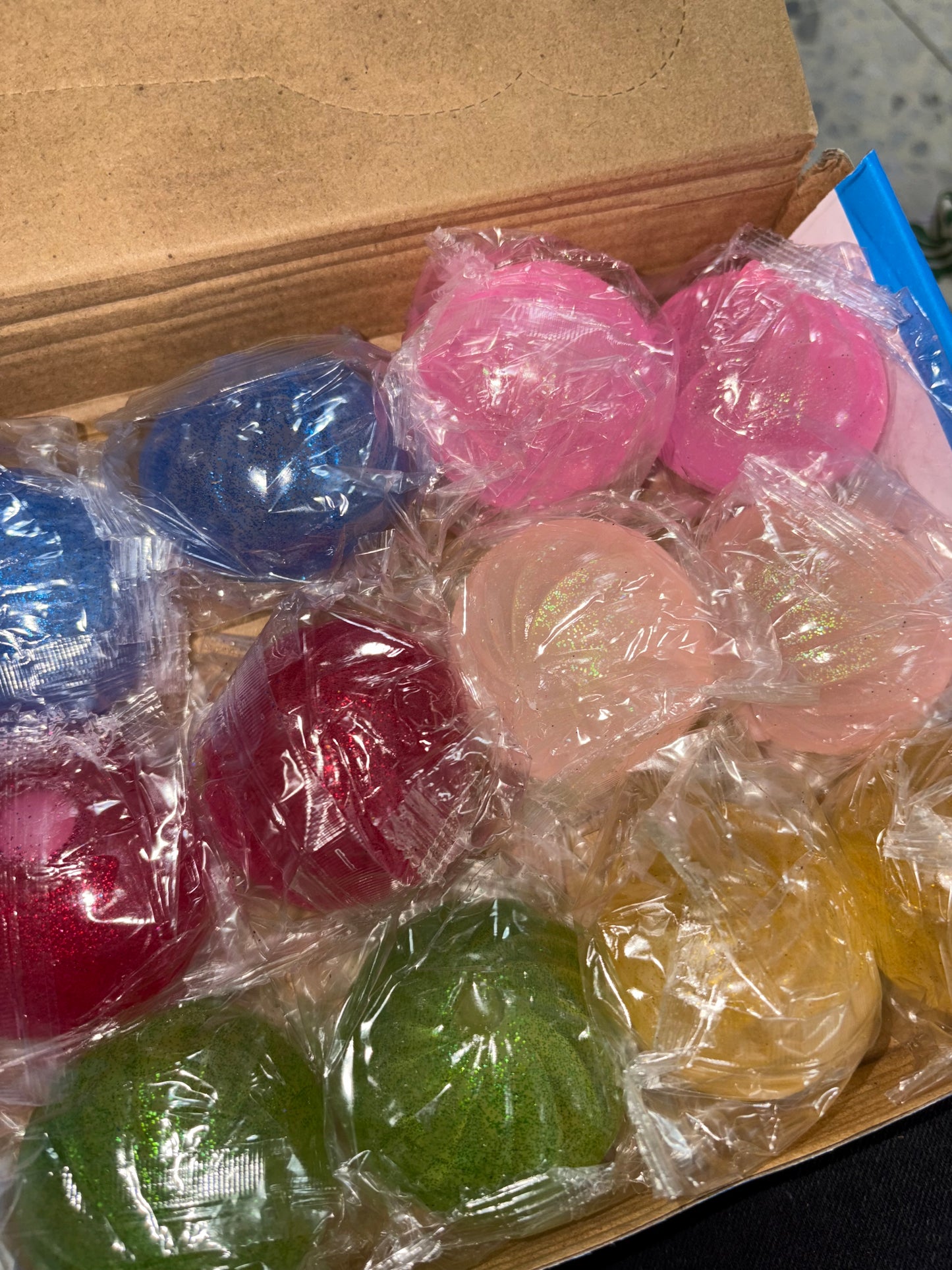 כדור מים נצנצים