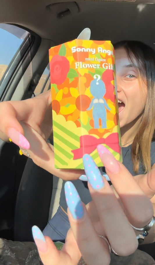 סוני אנגל flower gift עומדים