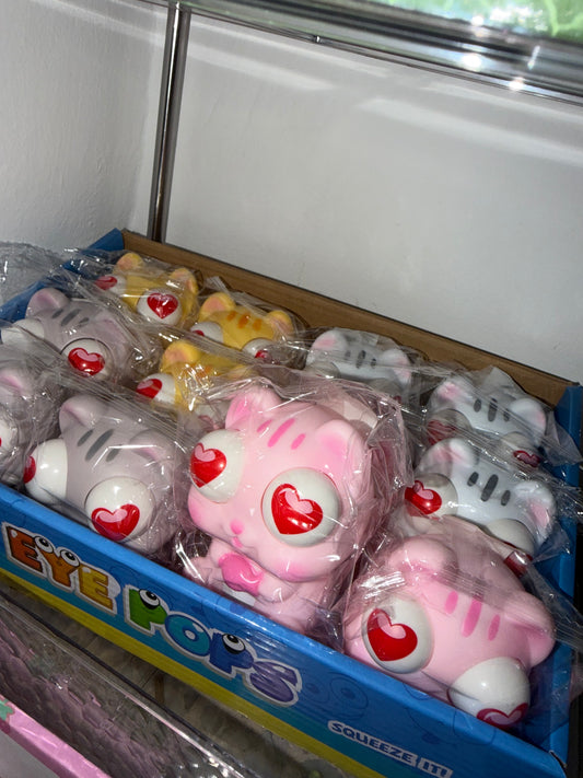 מוציא עיניים חתול ענק