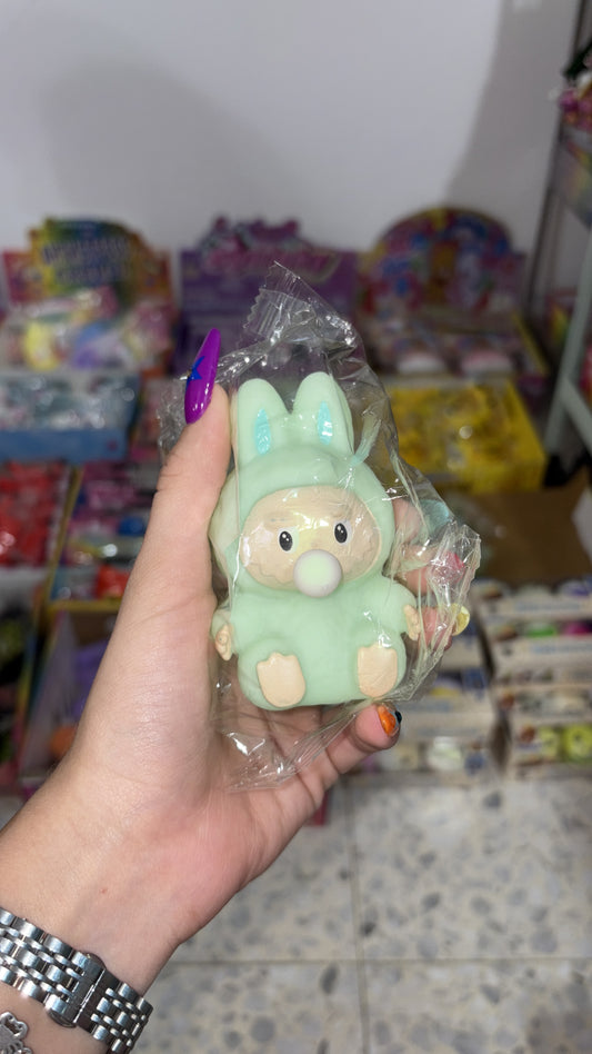 לבובו מפריח בועה